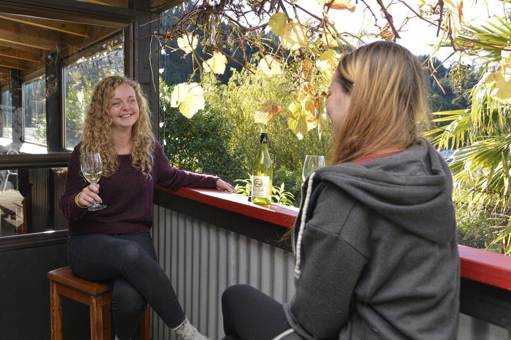 Tombstone Motel, Lodge & Backpackers Picton Eksteriør billede